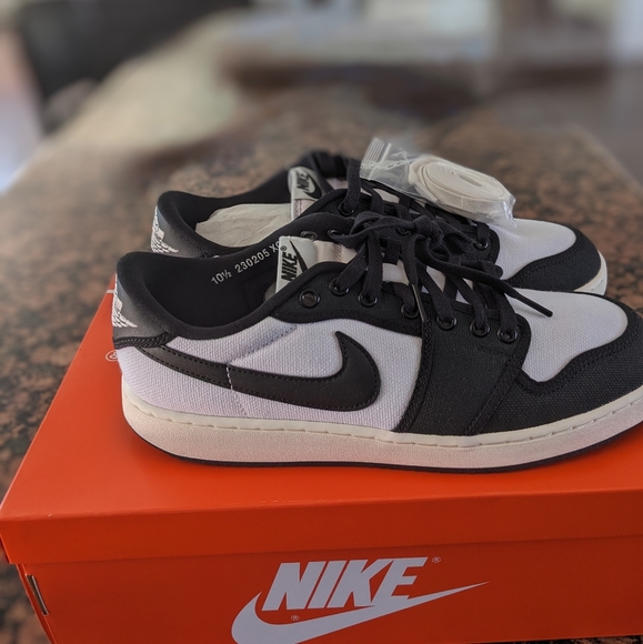 Jordan 1 Low - Picture 1 of 3